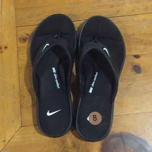 Nike flip flops size 8